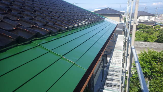 外壁に映えるグリーンのトタン屋根
